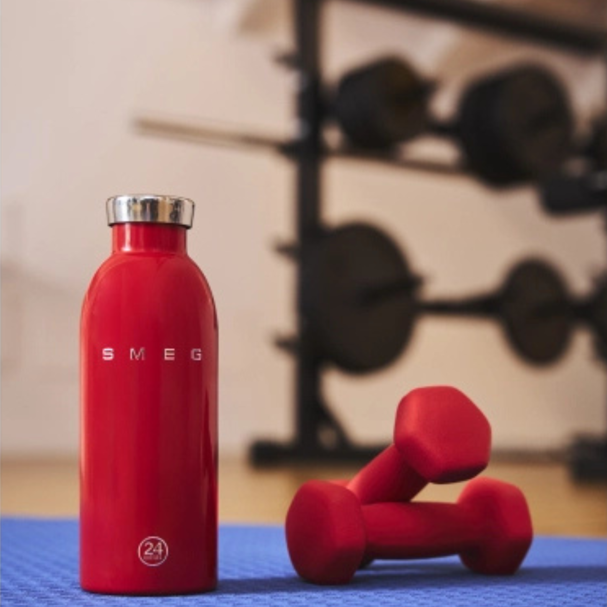 SMEG Clima Red Bottle 500 ml premium insulated drink bottle lifestyle image